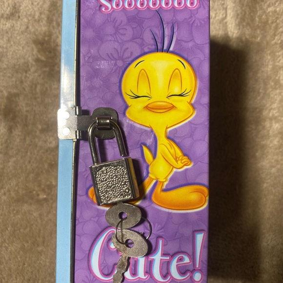 Vintage Tweety Bird Tin Chest Bank With Lock & keys - Picture 10 of 16